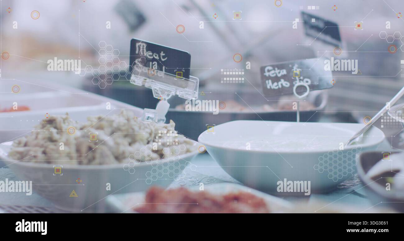 Schüsseln mit dickem Salat, cremigem Dressing mit Löffel und Etikettenclips im Buffet Stockfoto