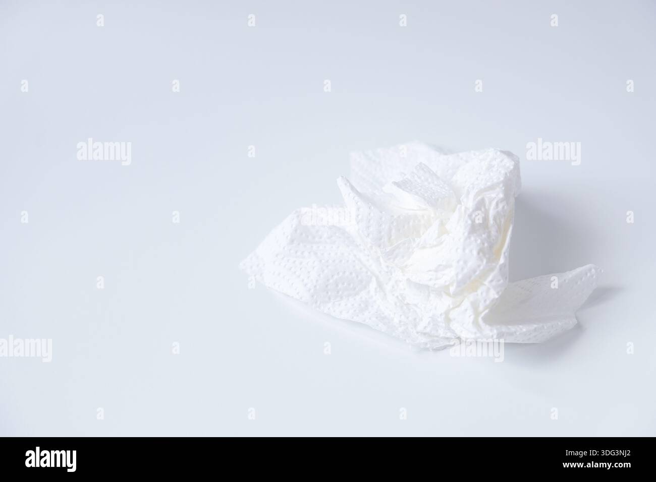 Verwendetes zerknittertes Gewebepapier, isoliert auf weißem Hintergrund Stockfoto