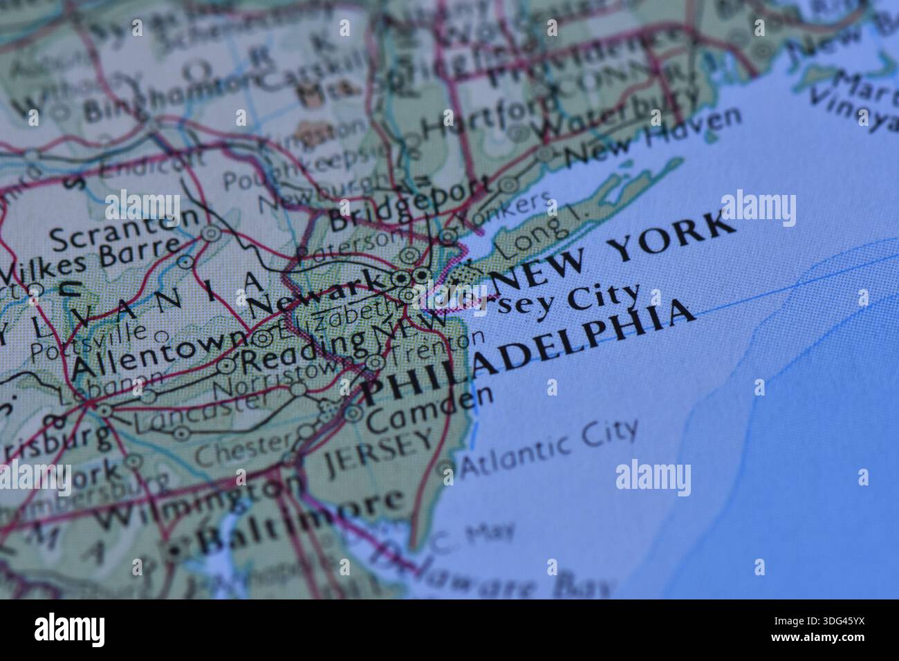 Makroaufnahme einer physischen Karte, die den Mittelatlantik und Neuengland zeigt, mit Philadelphia, New York City und Newark. Stockfoto