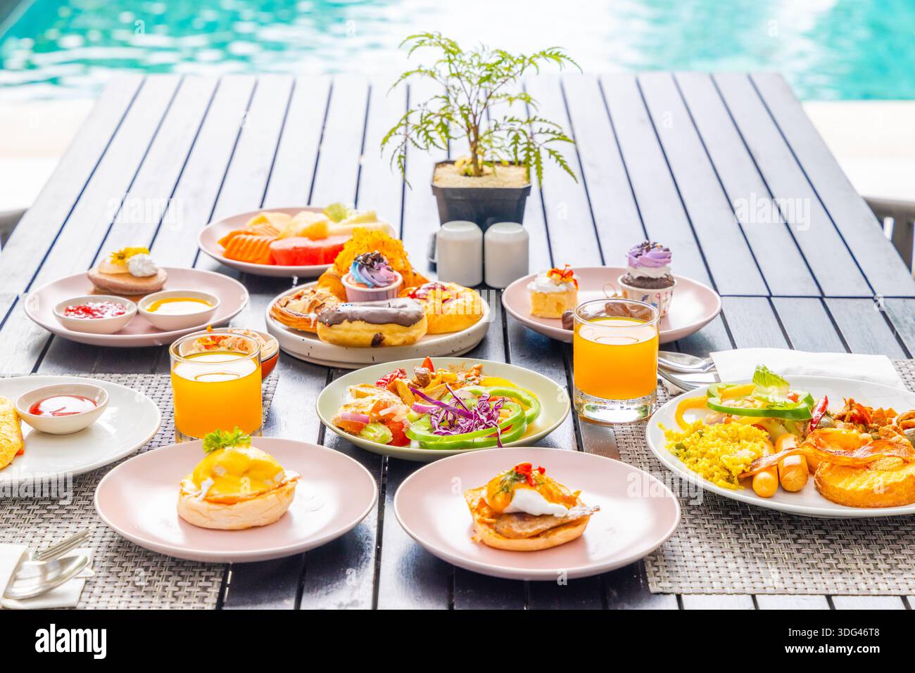 Luxuriöser Brunch auf der Terrasse am Pool mit frischem Obst, Stockfoto