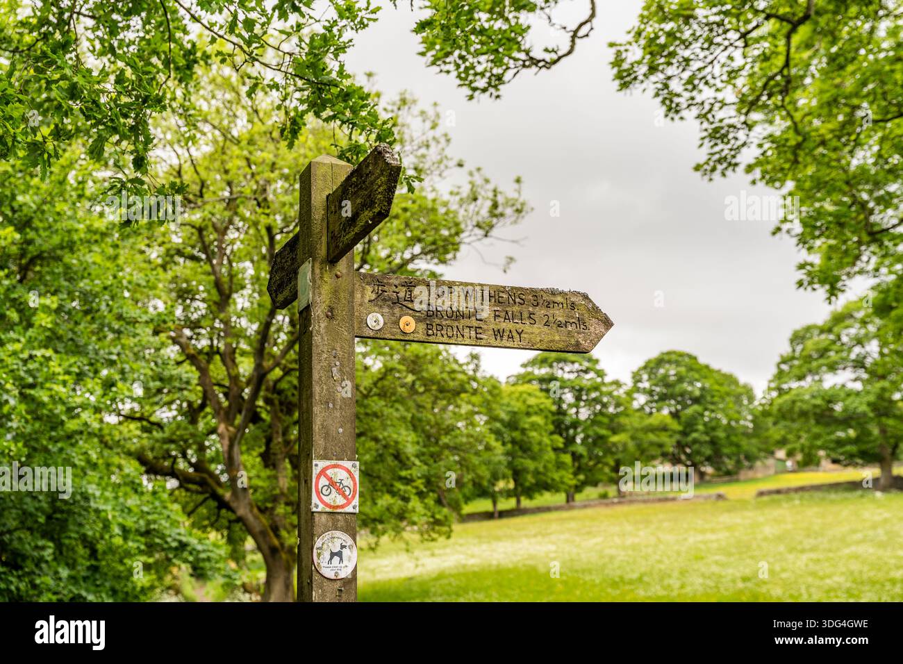 Hölzerne Wegweiser in Richtung Haworth, Bronte Falls und Top Withens entlang der Yorkshire Moorlandpfade, die mit den Bronte Sisters in Großbritannien verbunden sind Stockfoto
