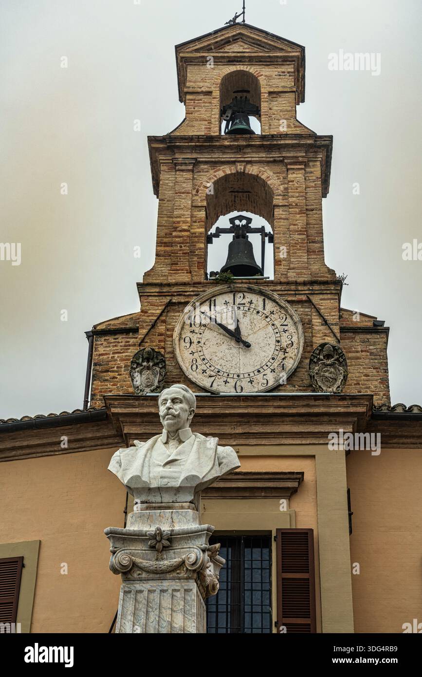Der Bürgerturm, heute ein Stadtmuseum, mit einer Büste des national renommierten Architekten Giuseppe Sacconi davor. Montalto delle Marche, Marken Stockfoto