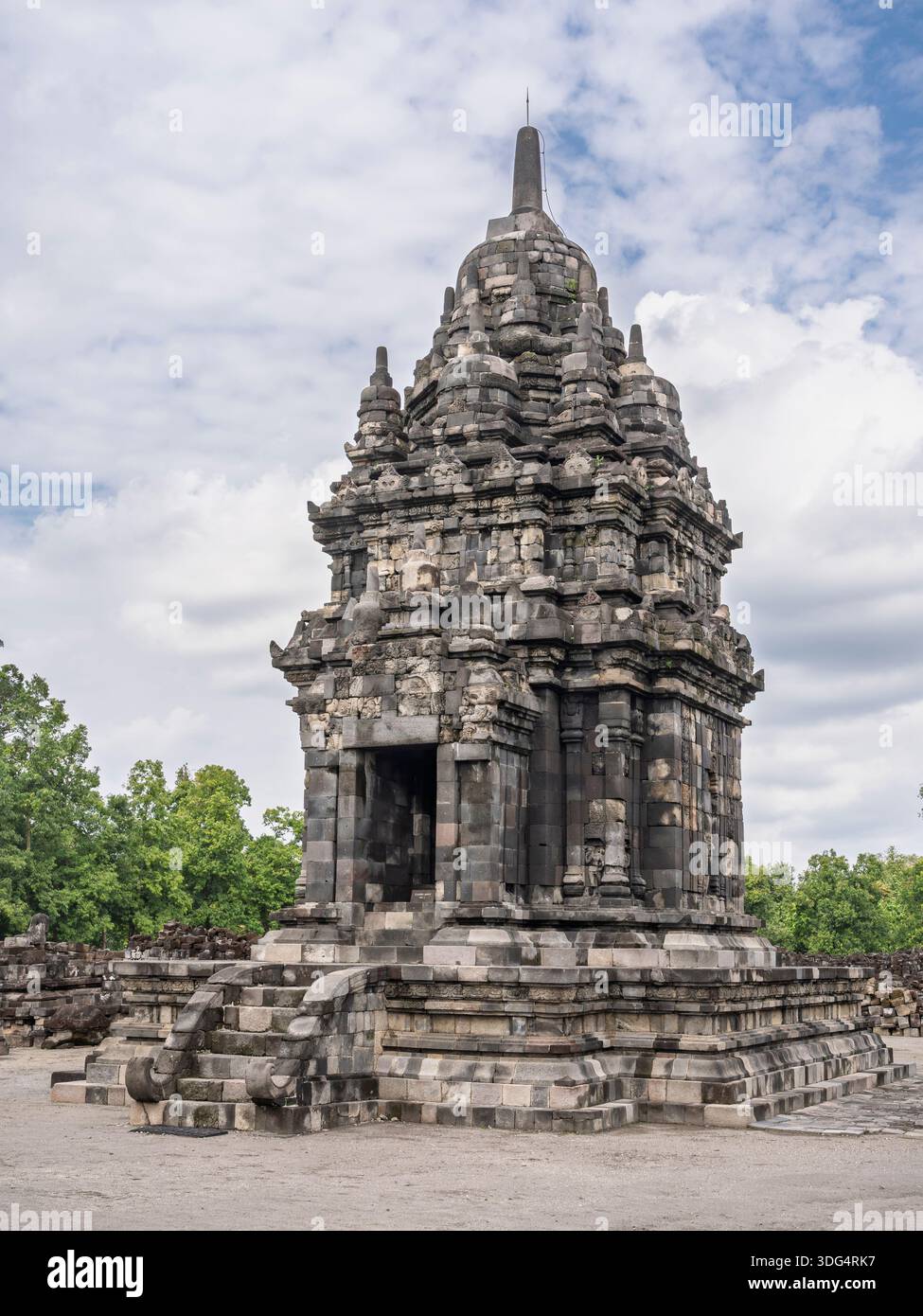 Vertikale Landschaftsansicht des antiken Affen- oder Flankentempels im historischen Candi Sewu buddhistischen Tempelkomplex, Prambanan, Klaten, Zentral-Java, Indonesien Stockfoto