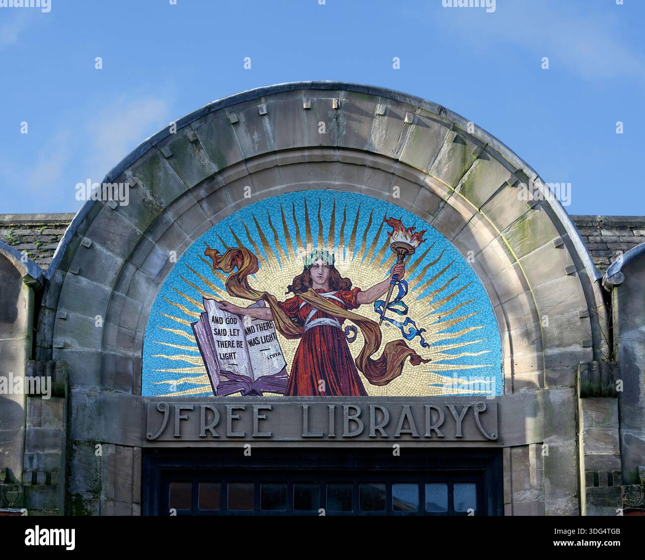 Mosaikbild einer Figur des Lernens vor einem gelben Sonnenaufgang über dem Eingang zur öffentlichen Bibliothek Long Eaton. Stockfoto