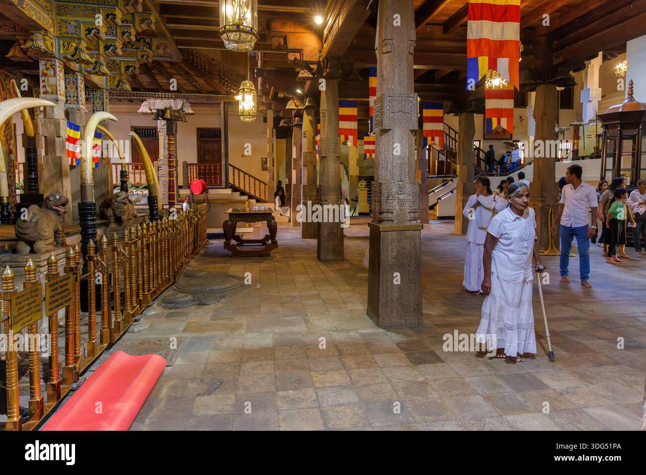 Pilger und Touristen im Tempel des Heiligen Zahns (Sri Dalada Maligawa), Kandy, Sri Lanka Stockfoto