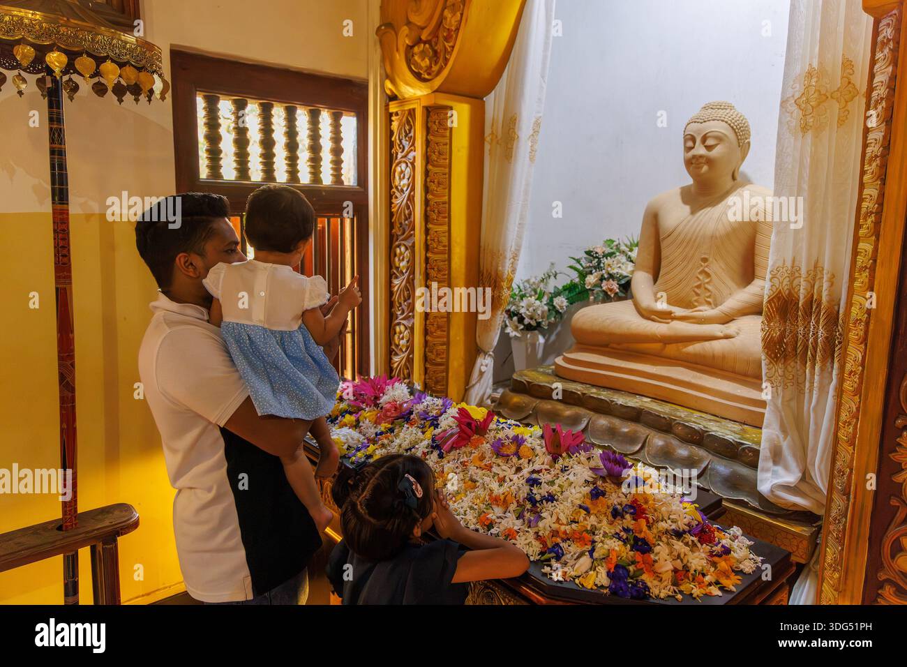 Pilger beten mit Lotusblumen im Tempel des Heiligen Zahns (Sri Dalada Maligawa), Kandy, Sri Lanka Stockfoto