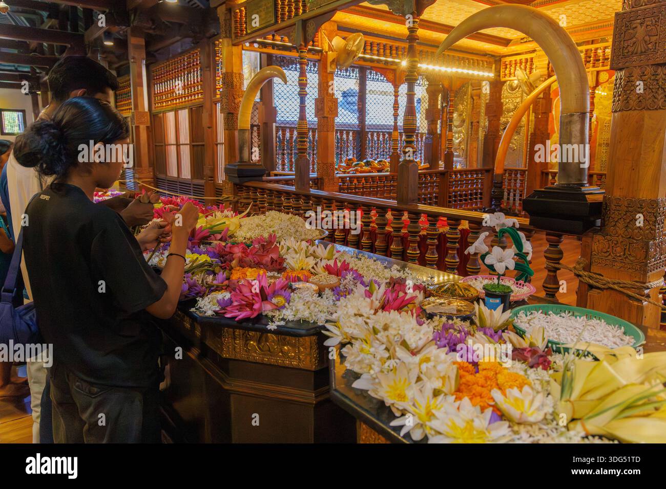 Pilger beten mit Lotusblumen im Tempel des Heiligen Zahns (Sri Dalada Maligawa), Kandy, Sri Lanka Stockfoto
