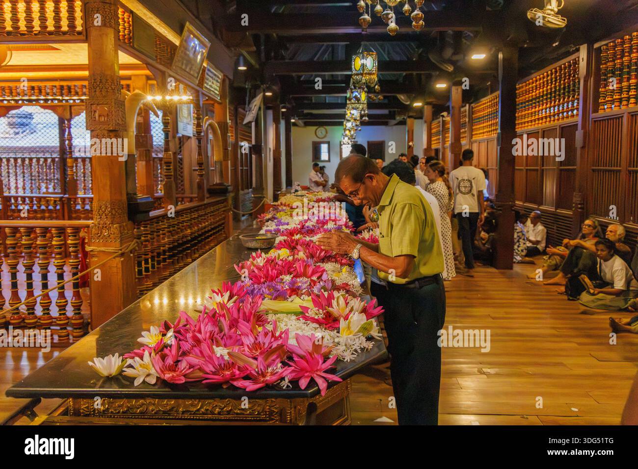Pilger beten mit Lotusblumen im Tempel des Heiligen Zahns (Sri Dalada Maligawa), Kandy, Sri Lanka Stockfoto