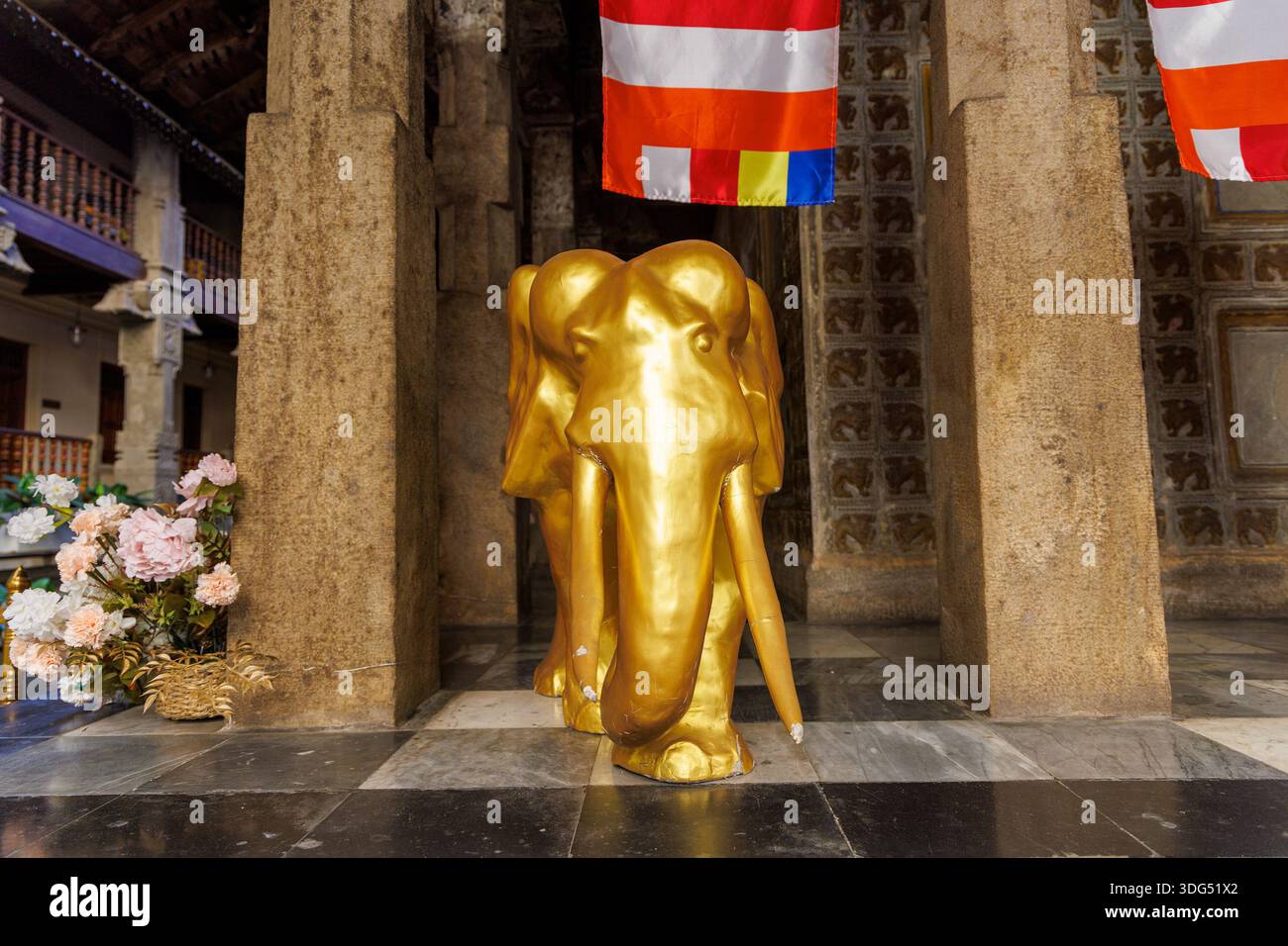 Goldene Elefantenstatue im Tempel des Heiligen Zahns (Sri Dalada Maligawa), Kandy, Sri Lanka Stockfoto