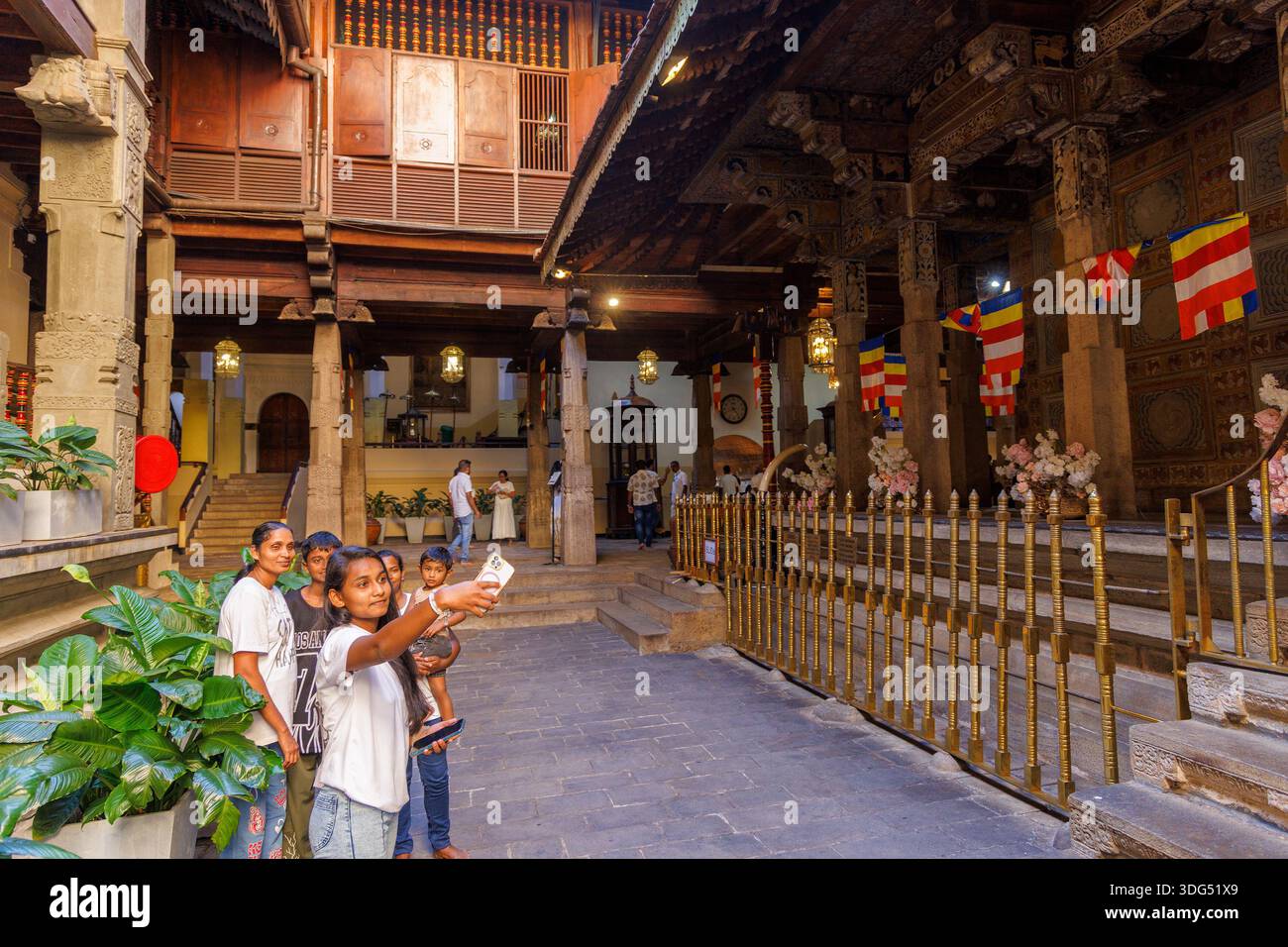 Pilger und Touristen im Tempel des Heiligen Zahns (Sri Dalada Maligawa), Kandy, Sri Lanka Stockfoto