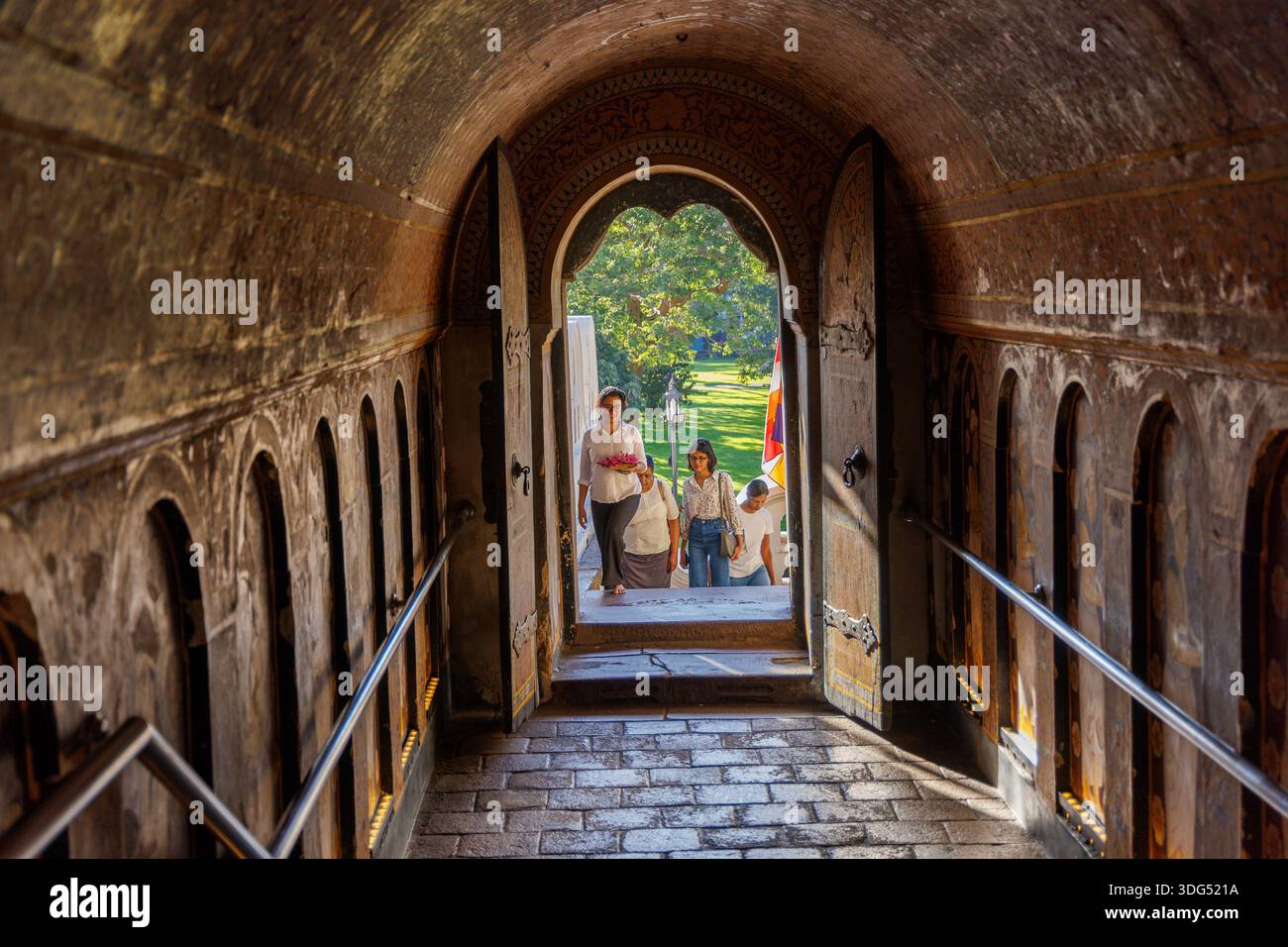Pilger und Touristen im Tempel des Heiligen Zahns (Sri Dalada Maligawa), Kandy, Sri Lanka Stockfoto