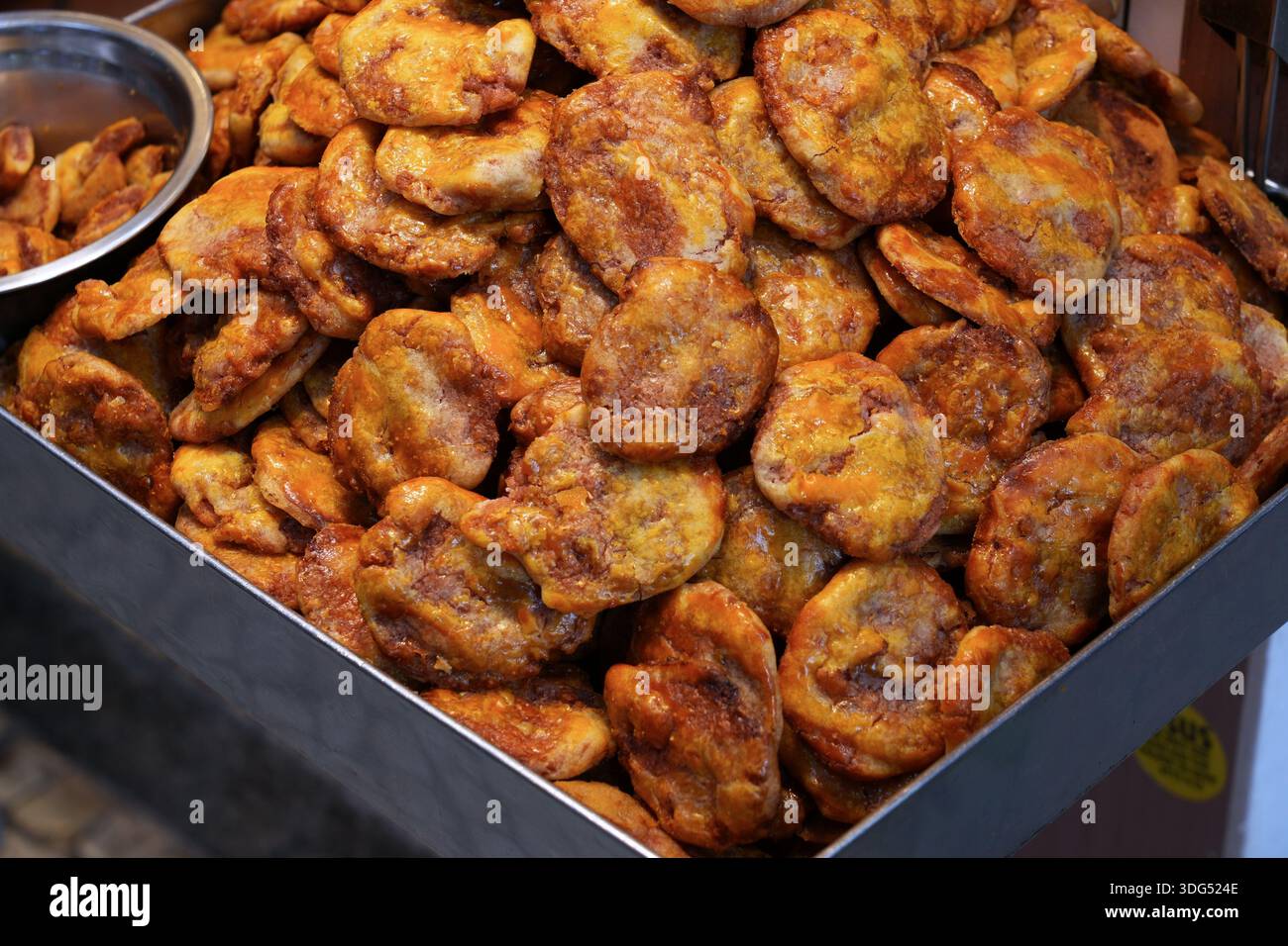 Kantonesische phönix-Kekse oder Hühnerkekse. Kantonesische Küche traditioneller Snack aus fermentierter roter Bohnenpaste. Stockfoto