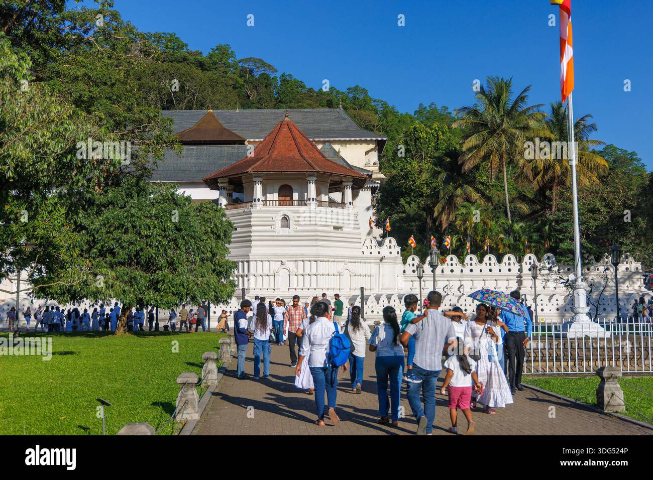 Menschen gehen vor dem Tempel des Heiligen Zahns (Sri Dalada Maligawa), Kandy, Sri Lanka Stockfoto