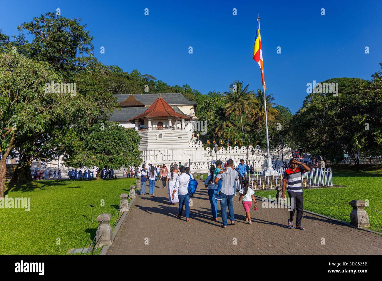 Menschen gehen vor dem Tempel des Heiligen Zahns (Sri Dalada Maligawa), Kandy, Sri Lanka Stockfoto