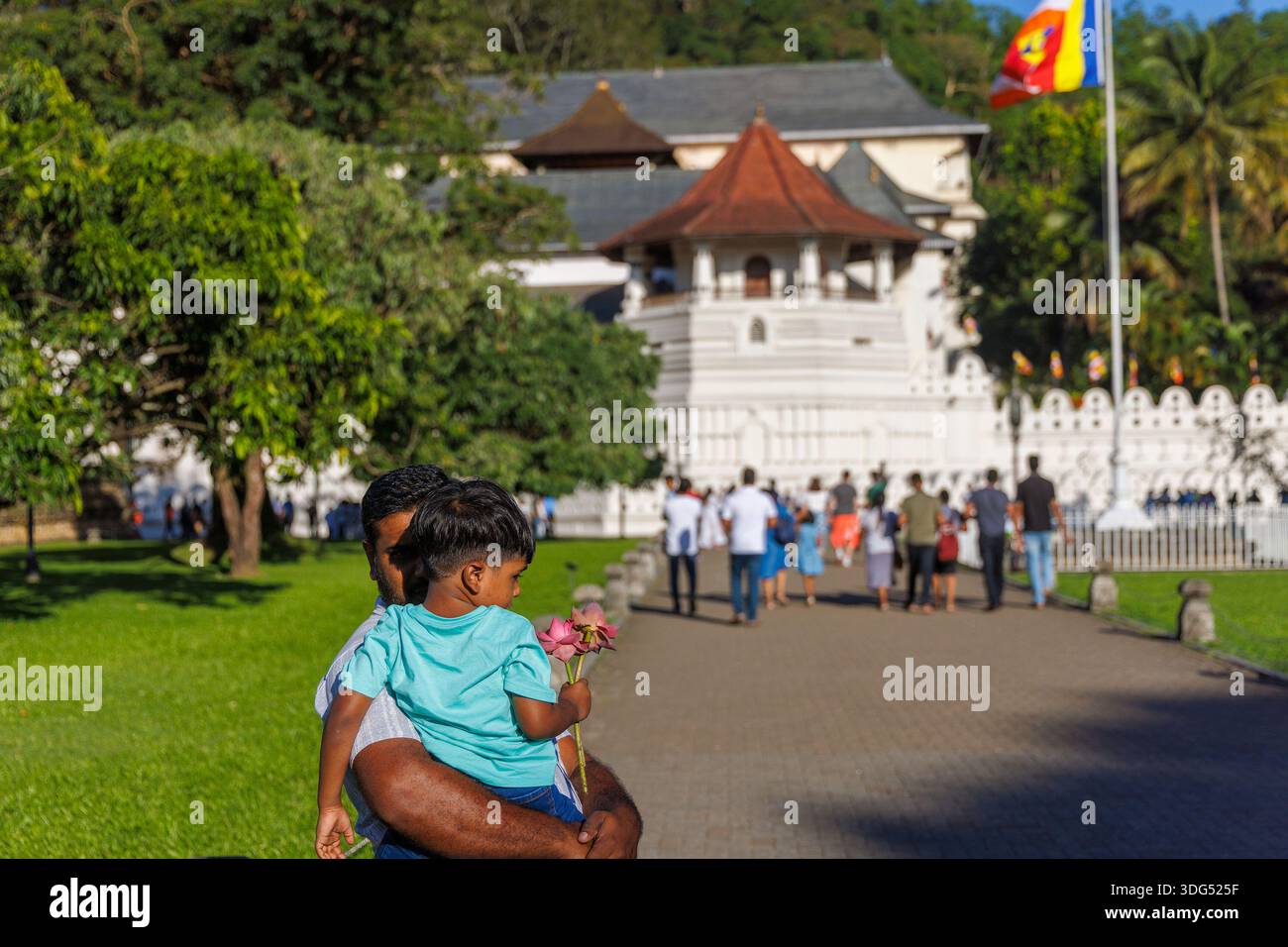 Menschen gehen vor dem Tempel des Heiligen Zahns (Sri Dalada Maligawa), Kandy, Sri Lanka Stockfoto