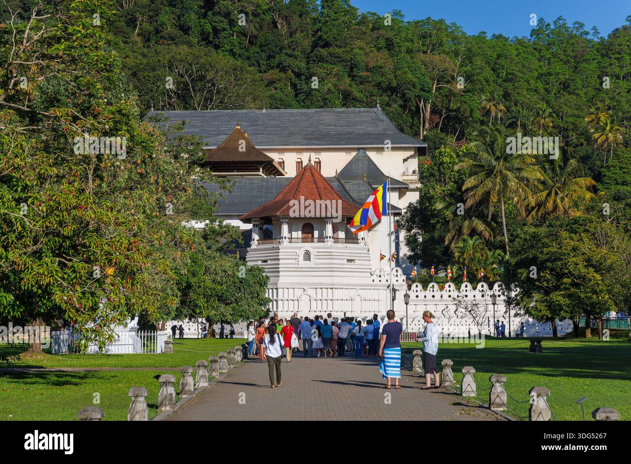 Menschen gehen vor dem Tempel des Heiligen Zahns (Sri Dalada Maligawa), Kandy, Sri Lanka Stockfoto
