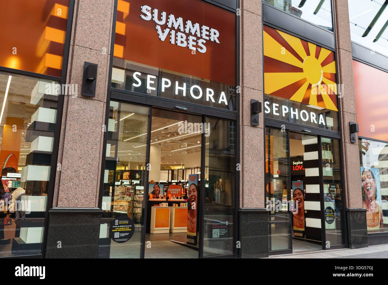 Eingang des Sephora Stores mit Sommeratmosphäre und auffälligem Design in Düsseldorf, Deutschland Stockfoto