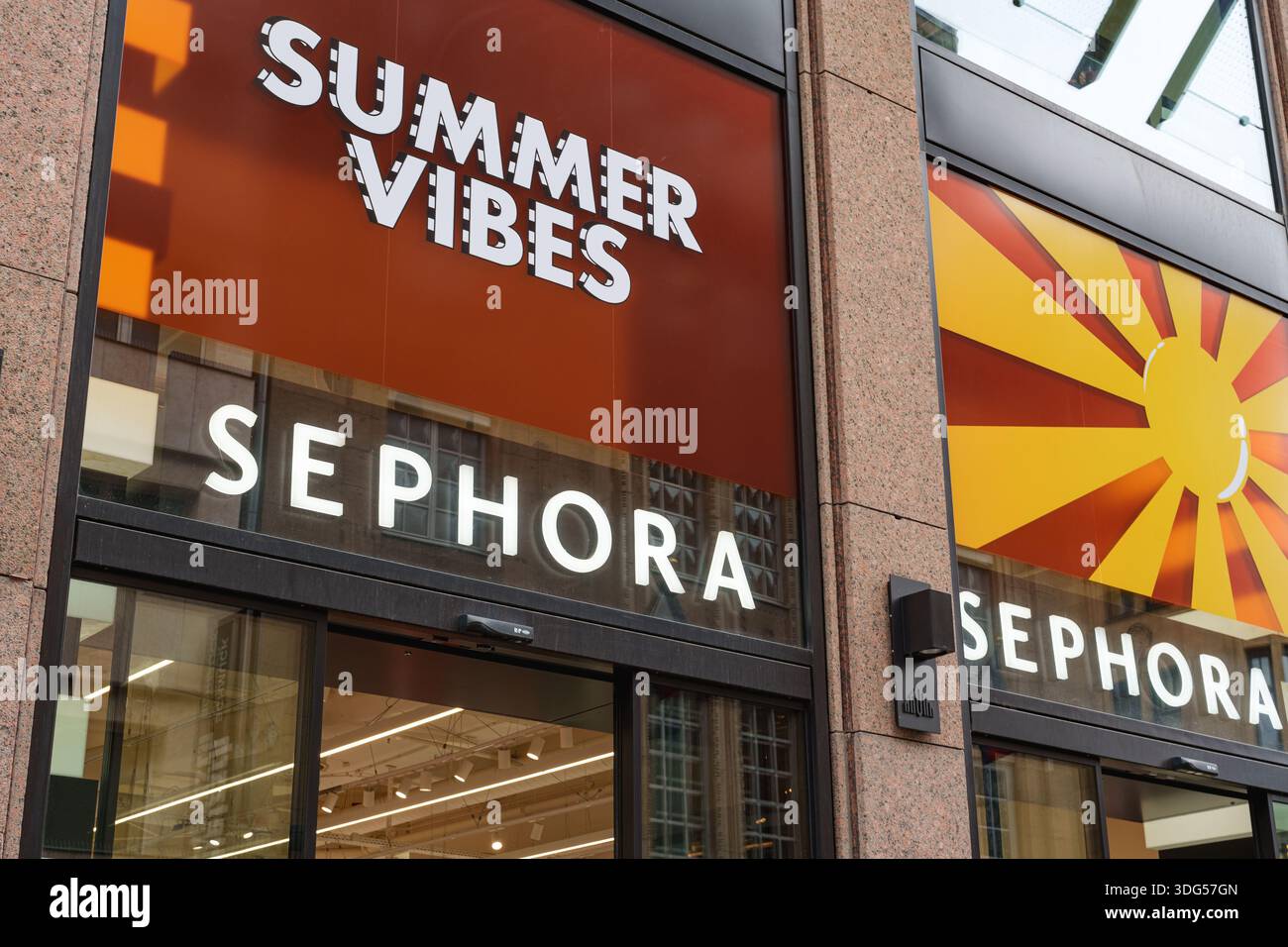 Eingang des Sephora Stores mit Sommeratmosphäre und auffälligem Design in Düsseldorf, Deutschland Stockfoto