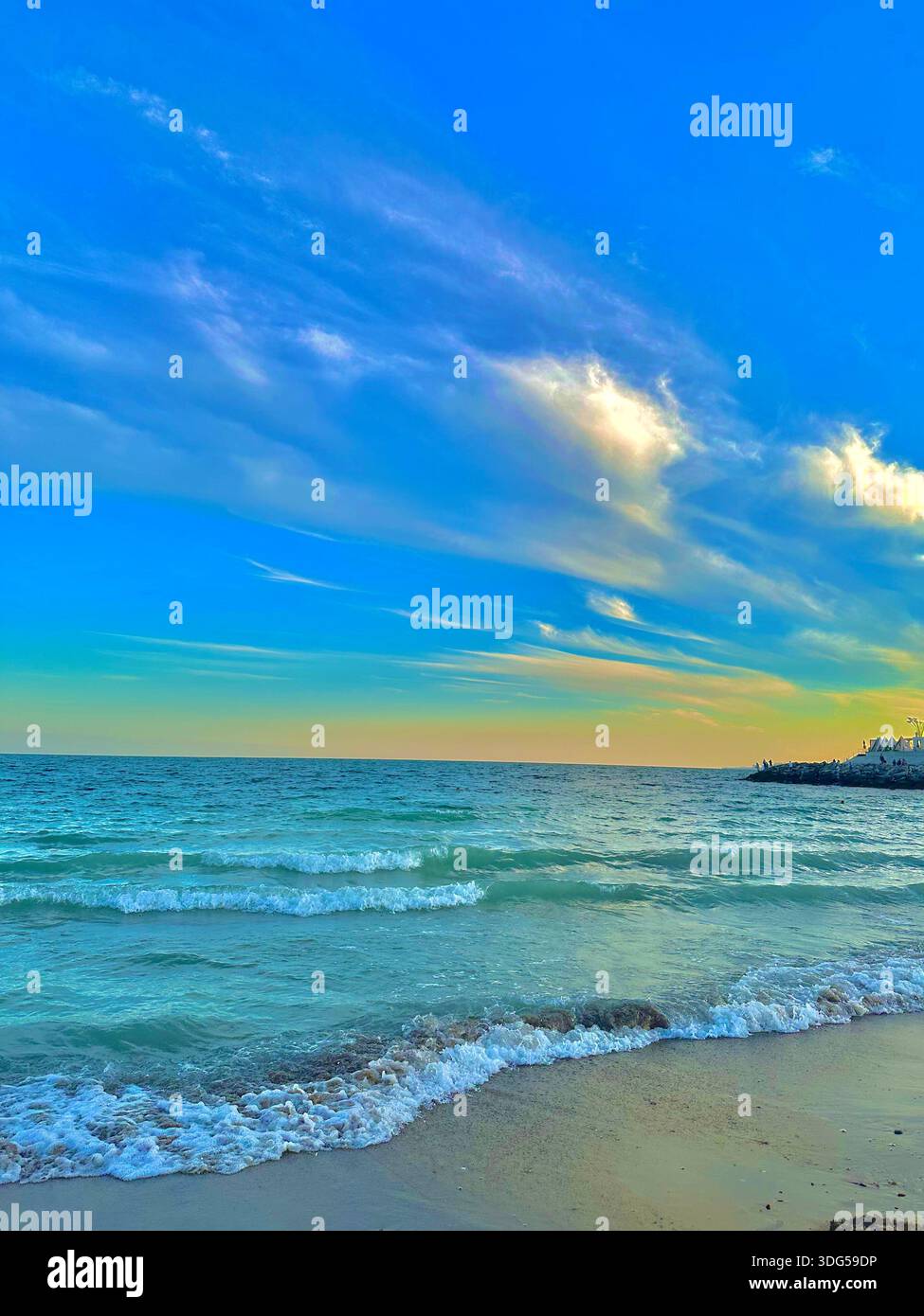 Tagsüber mit ruhigem, blauem Meer und klarem Himmel, keine Menschen oder Gebäude sichtbar - Smartphone-aufgenommenes Stockfoto