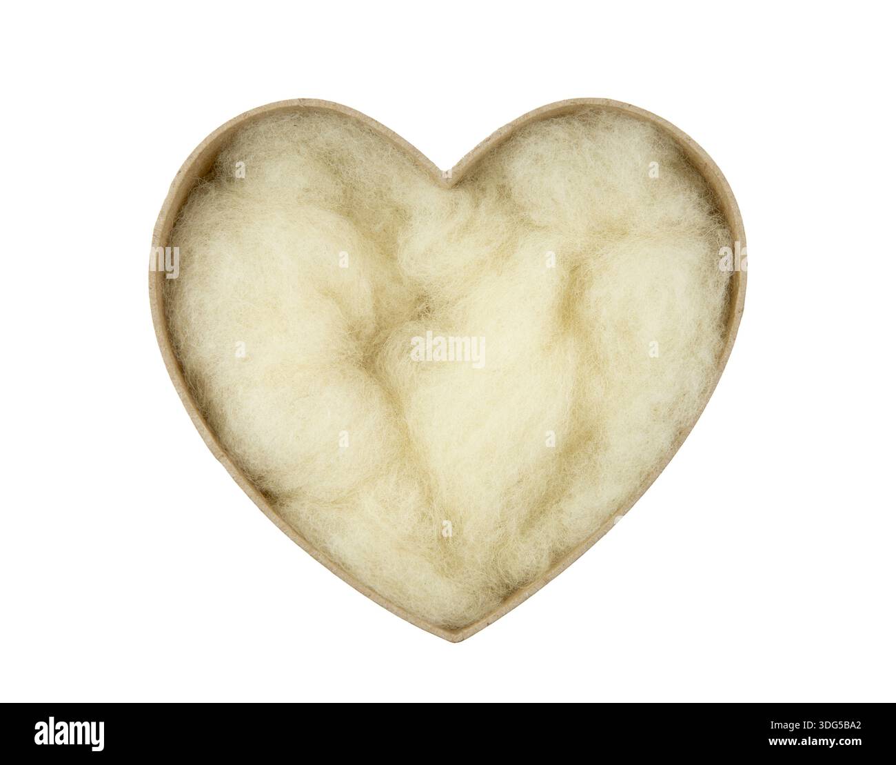 Nachhaltiges Verpackungsmaterial natürlicher Abfall von Schafwolle. Weiche Wolle in braunem, herzförmigem Karton. Stockfoto