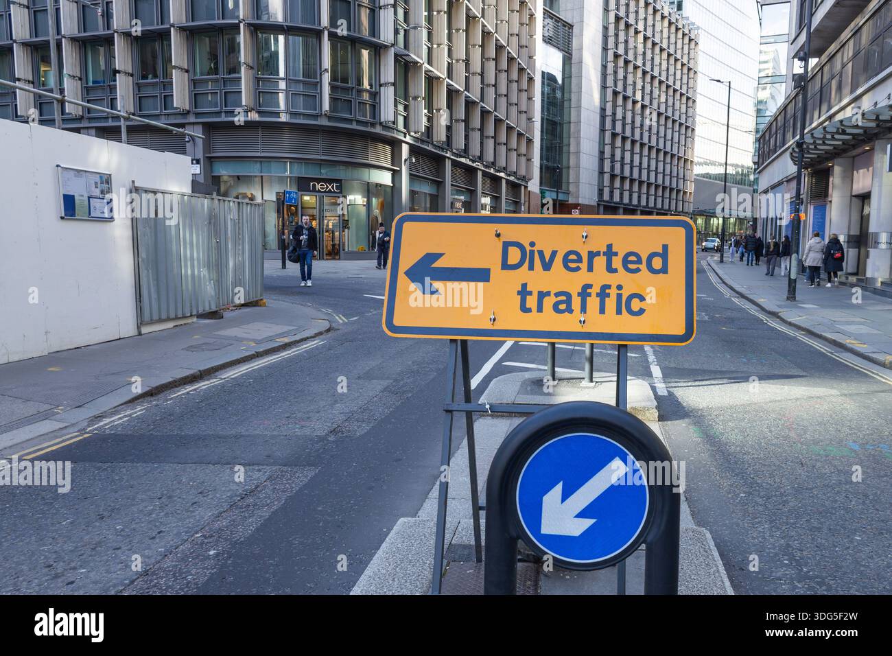 Gelbes Verkehrsschild auf der Urban Street. London, UK, 30. März 2024 Stockfoto