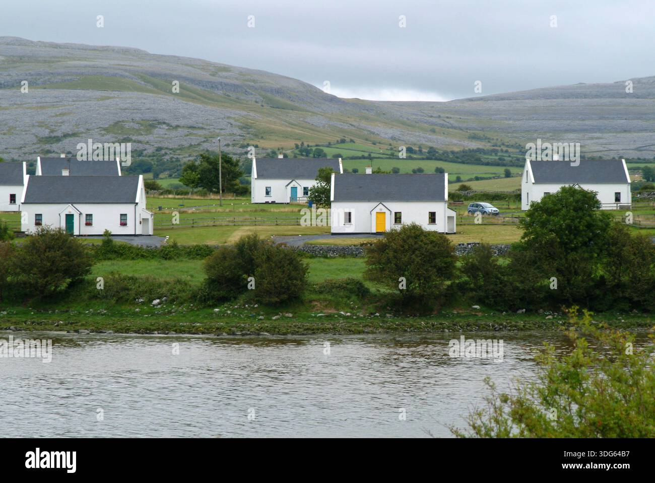 Neue Cottages, traditionelle irische Arbeiter-Cottages mit Strohdach. - County Clare, Irland: Mai 2022 Stockfoto