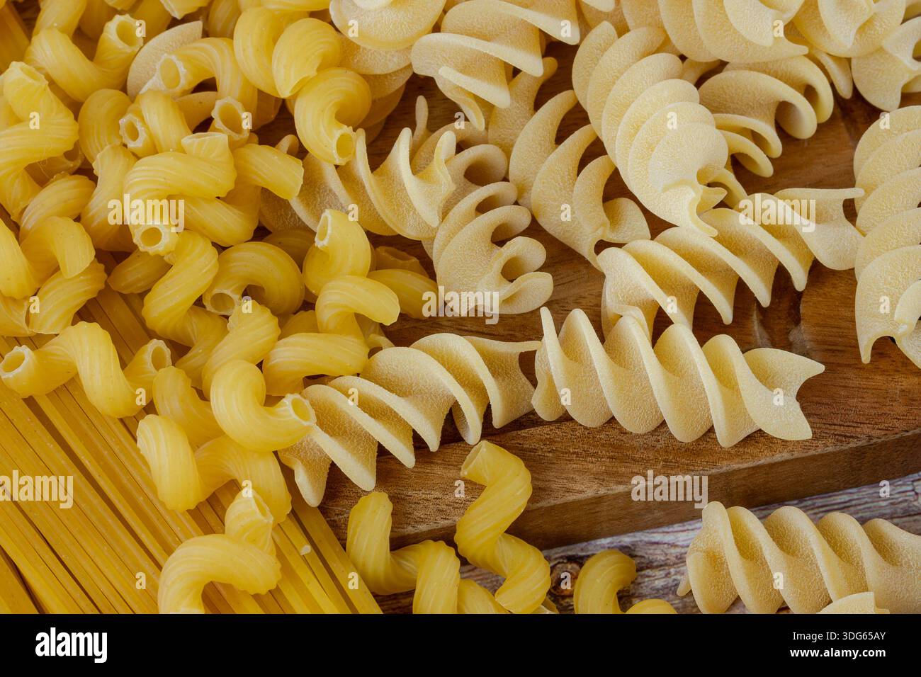 Rohe Pasta auf einem Holzbrett Stockfoto