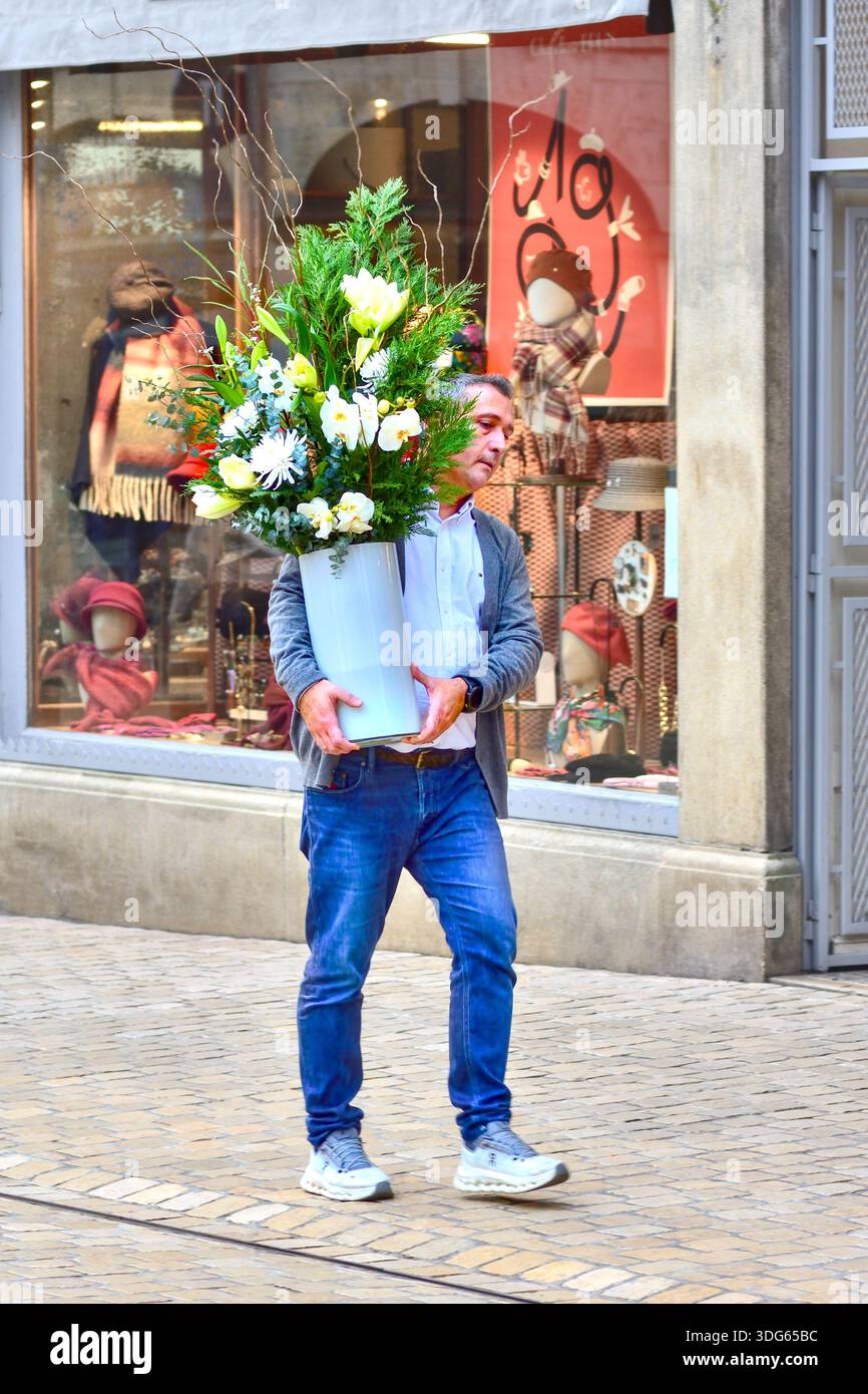 Mann mit einer großen Vase weißer Blumen von Florist - Tours, Indre-et-Loire (37), Frankreich. Stockfoto