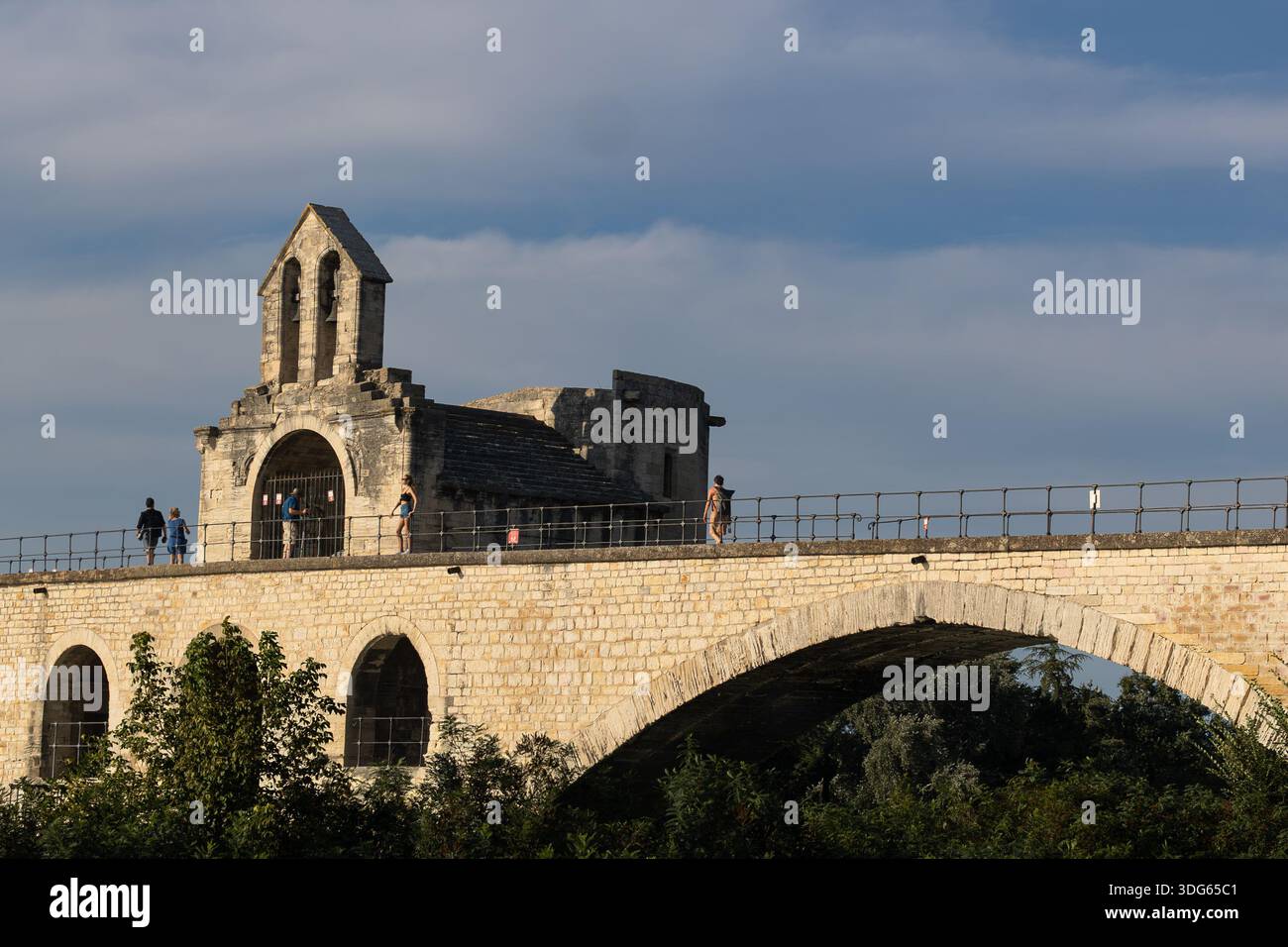 Blick auf die Pont d'Avignon in Südfrankreich Stockfoto