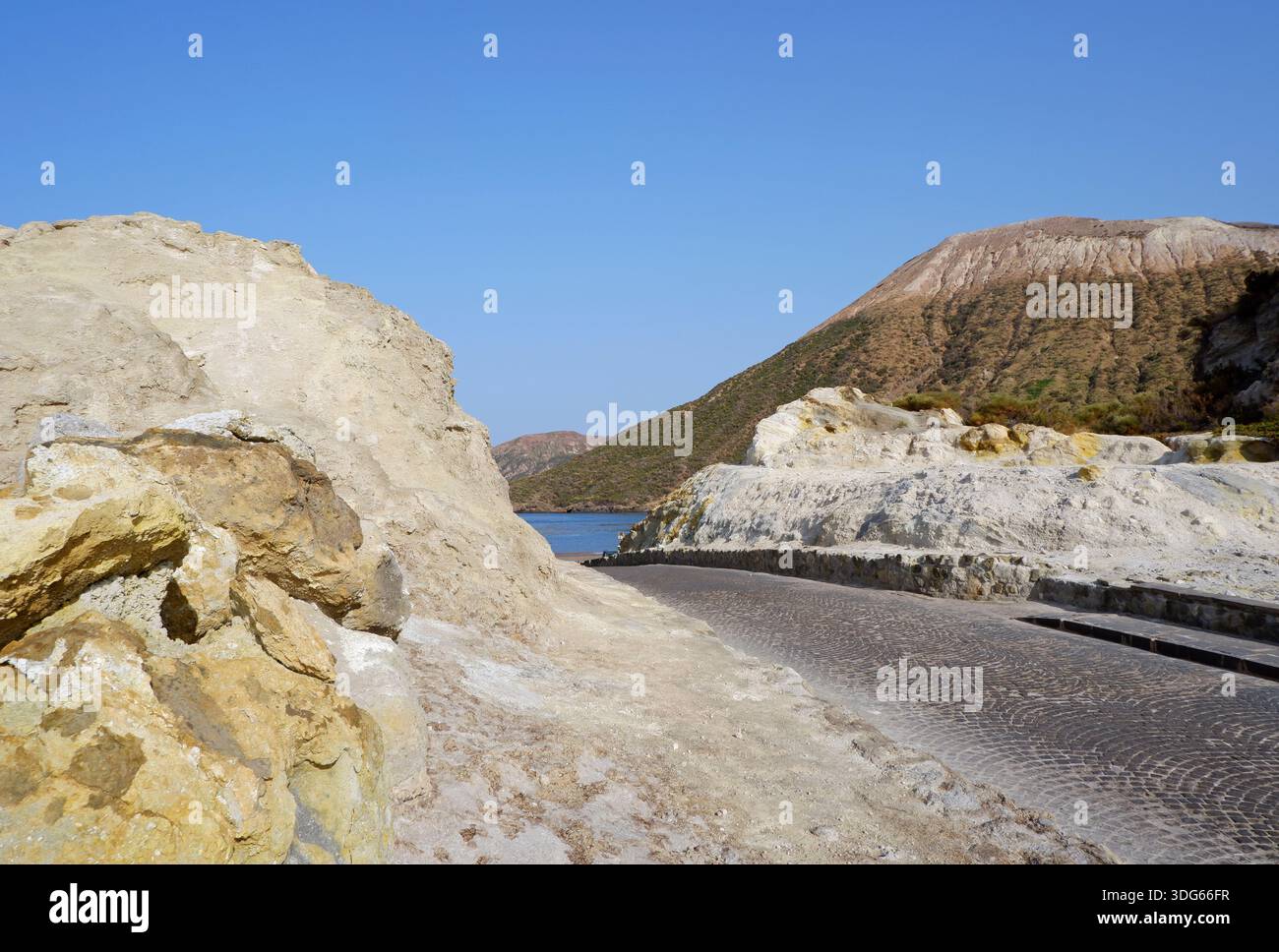 Eine Straße durch die vulkanische Landschaft der Insel Vulcano in Vulcano Porto, Äolische Inseln, Sizilien, Italien Stockfoto