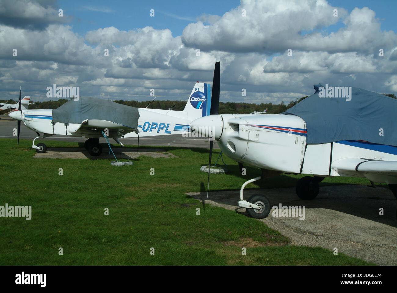 Kleine Flugzeuge parkten am Flughafen Blackbushe, Yately, Camberley und Hook. - Hampshire - England, Vereinigtes Königreich : Mai 2022 Stockfoto
