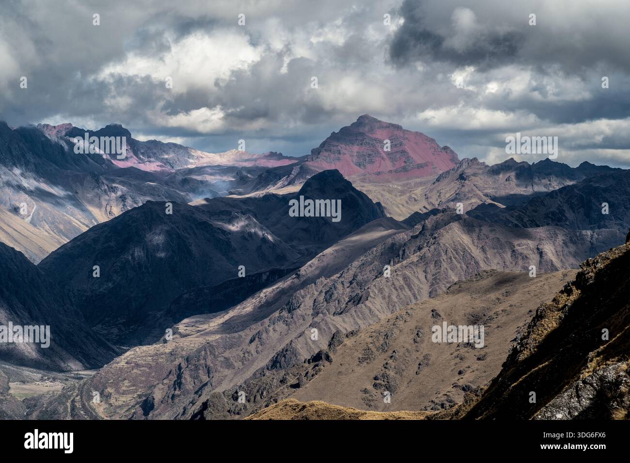 Roter Berg in den peruanischen Anden, gesehen vom Inka-Pfad Stockfoto