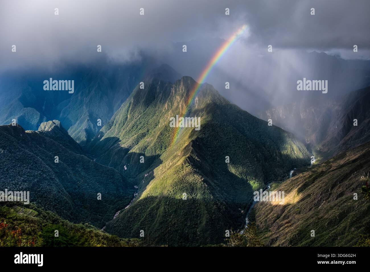 Regenbogen über den Anden Stockfoto