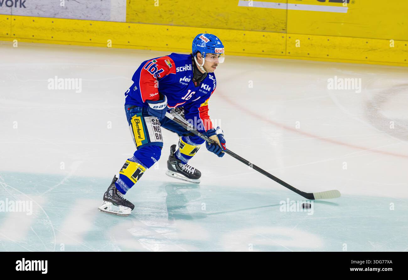 Kloten, Schweiz, 21. November 2025: #16 Bernd Wolf, Verteidiger EHC Kloten mit dem Puck. (Foto: Andreas Haas/dieBildmanufaktur) Stockfoto