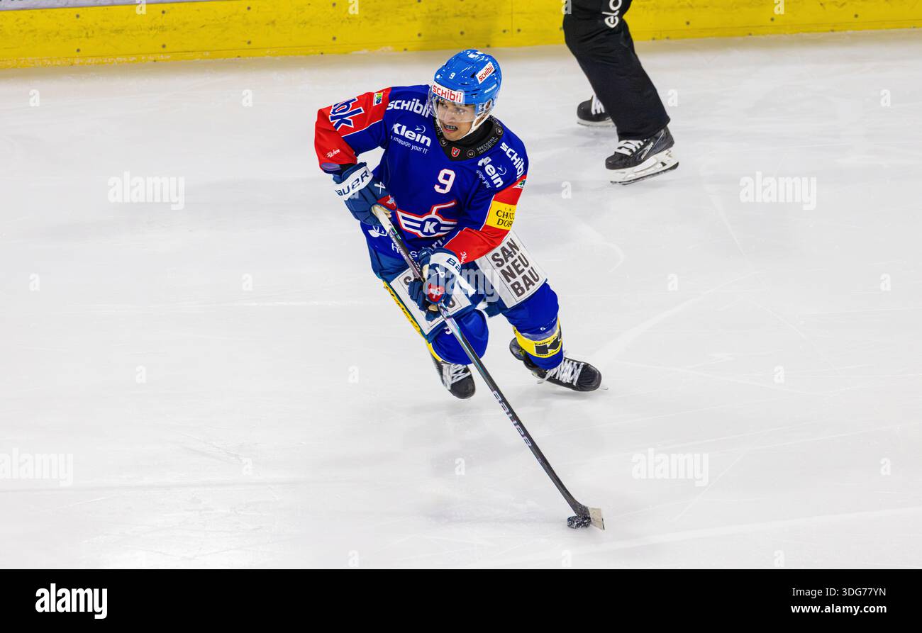 Kloten, Schweiz, 21. November 2025: #9 Noah Delemont, Verteidiger EHC Kloten mit dem Puck. (Foto: Andreas Haas/dieBildmanufaktur) Stockfoto