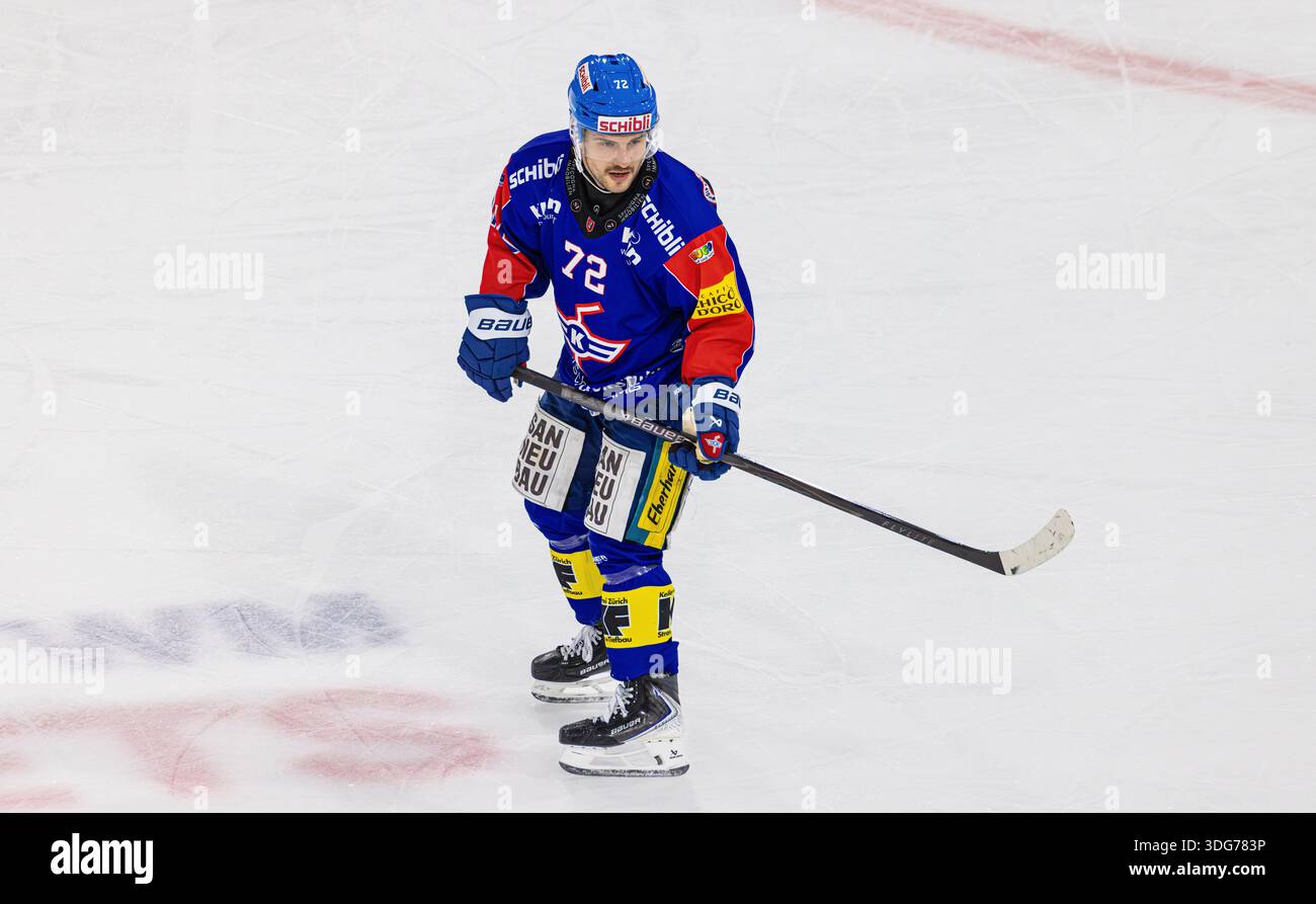 Kloten, Schweiz, 21. November 2025: #72 Keijo Weibel, Stürmer EHC Kloten. (Foto: Andreas Haas/dieBildmanufaktur) Stockfoto