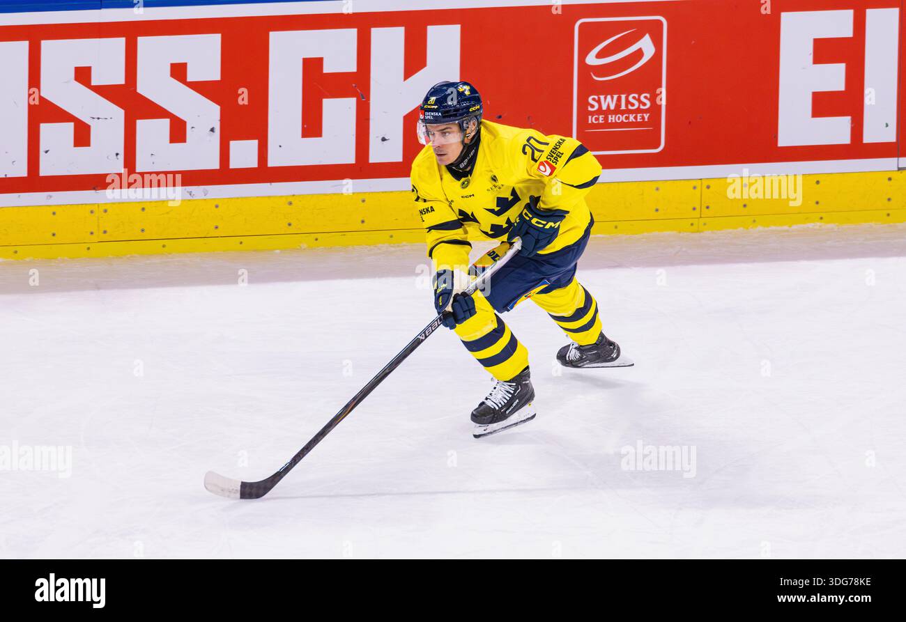 Zürich, Schweiz, 13. Dezember 2025: #20 Andre Petersson, Stürmer Schweden Männer Team mit dem Puck. (Foto: Andreas Haas/dieBildmanufaktur) Stockfoto