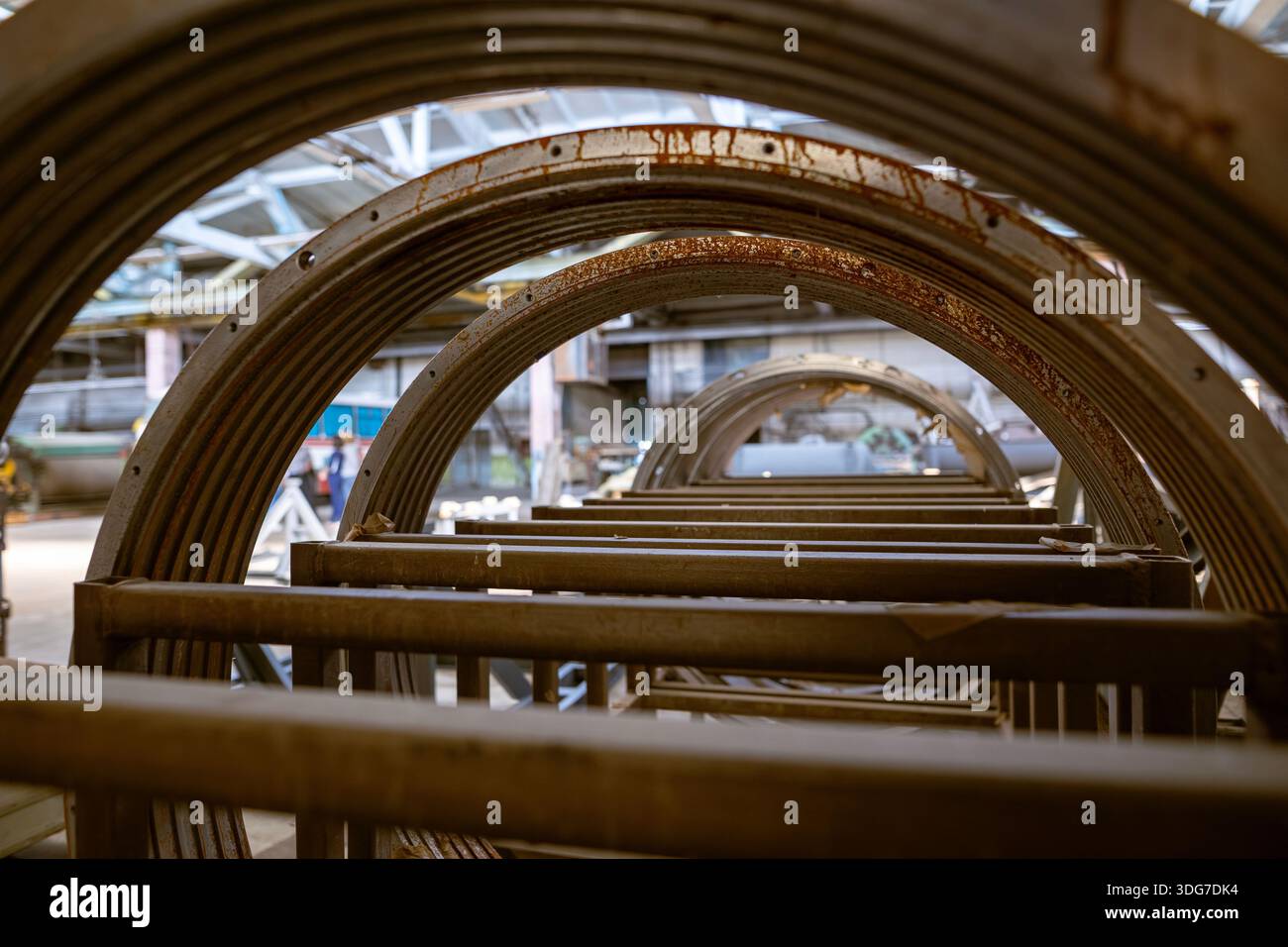 Perspektivische Aufnahme von Schwermetallringen und -Komponenten für die industrielle Maschinenfertigung. Technische Hardware und Fertigungsmaterialien bei einem Professi Stockfoto