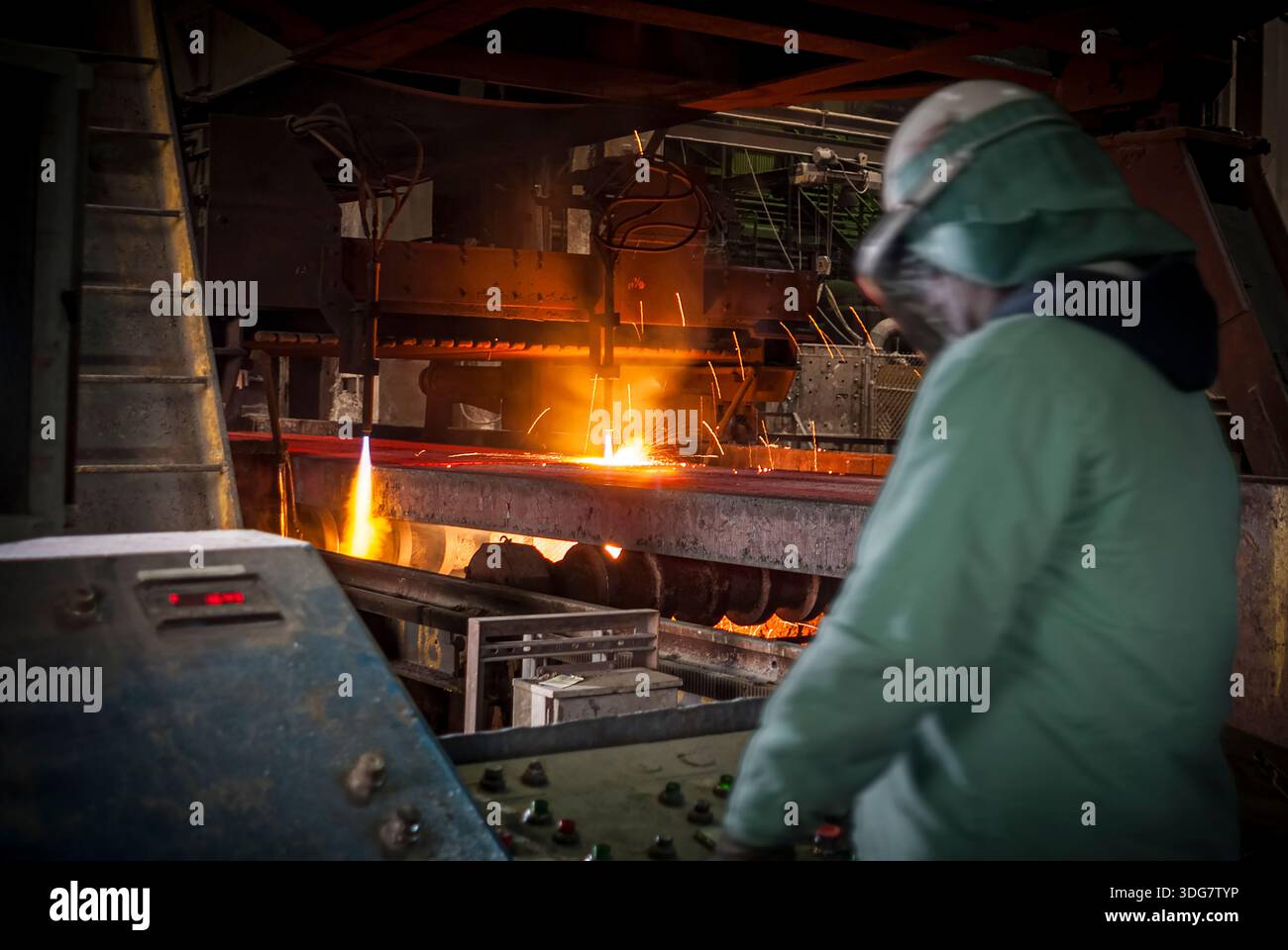 Arbeiter, der Stahlbleche im Stahlwerk Pittsburgh, Pennsylvania, USA, schneidet Stockfoto