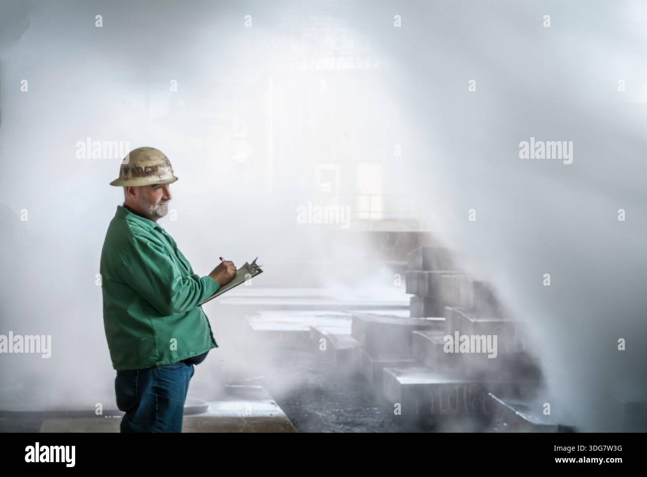 Älterer Arbeiter in einem Stahlwerk, der Kühlplatten mit schwerem Dampf inspiziert, Pittsburgh, Pennsylvania, USA Stockfoto