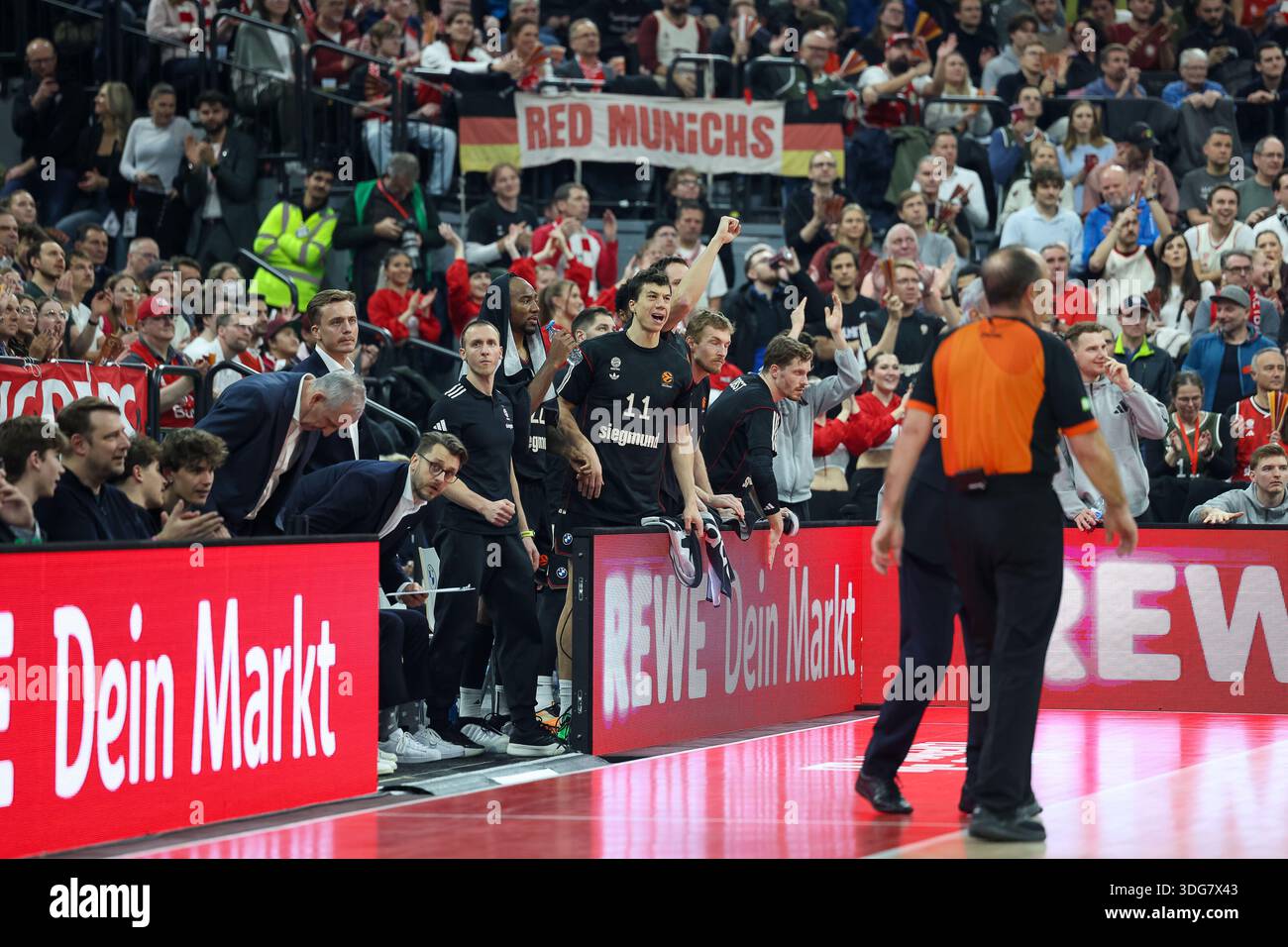 Die Bayern Bank feiert ein Ergebnis, Isiaha Mike (FC Bayern Basketball, Platz 22) mit Vladimir Lucic (FC Bayern Basketball, Platz 11) und Niels Giffey (FC Bayern Basketball, Platz 05), mit Andreas Obst (FC Bayern Basketball, Platz 13), GER, FC Bayern Basketball vs. Panathin Stockfoto