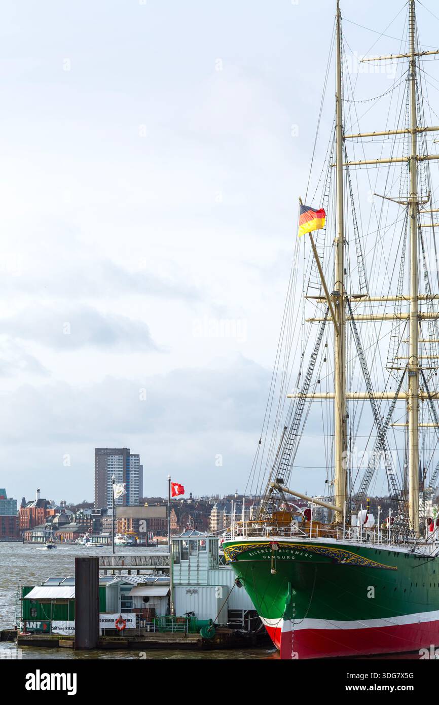 Hamburg Deutschland - 21. Februar 2020. Vertikale Aufnahme der Masten und Takelage des Museumsschiffs Rickmer Rickmers. Deutsche Flagge fliegt auf dem Mast. Hafen Stockfoto