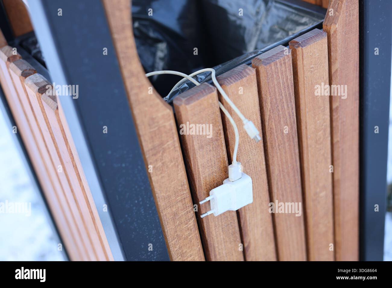 Ein Telefonladegerät mit USB-Kabelstecker Stockfoto