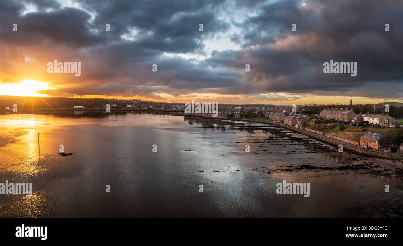 Die Sonne untergeht über der Flussmündung des Flusses Tweed bei Berwick. Stockfoto