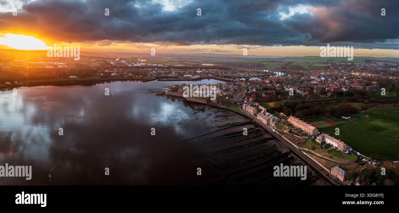 Die Sonne untergeht über der Flussmündung des Flusses Tweed bei Berwick. Stockfoto