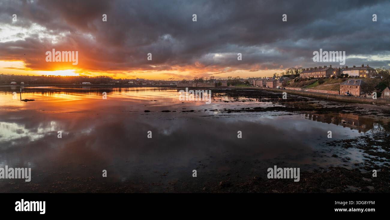 Die Sonne untergeht über der Flussmündung des Flusses Tweed bei Berwick. Stockfoto