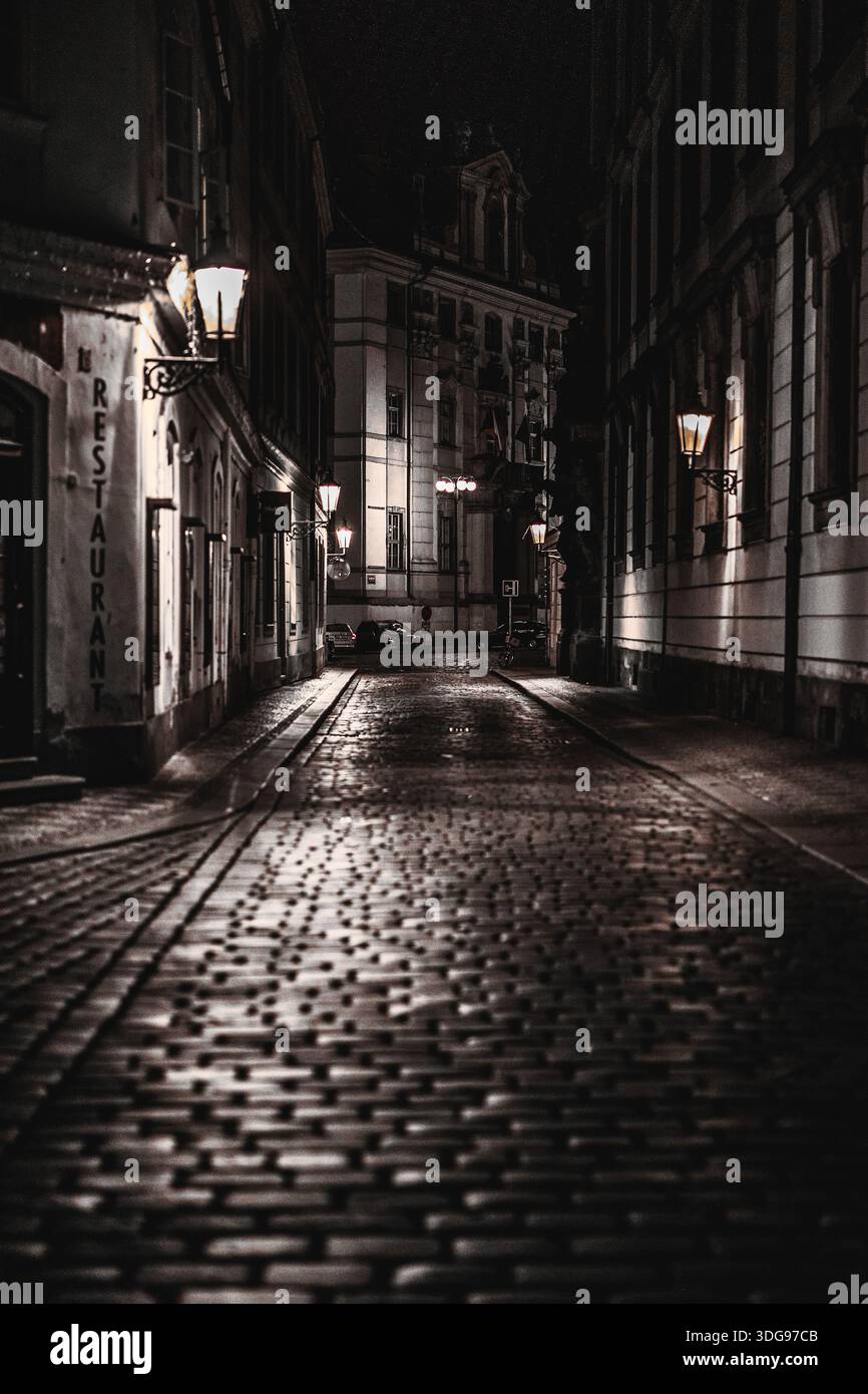 Schwarz-weiße Nachtansicht auf die historische Gasse in Prag, Tschechische Republik Stockfoto