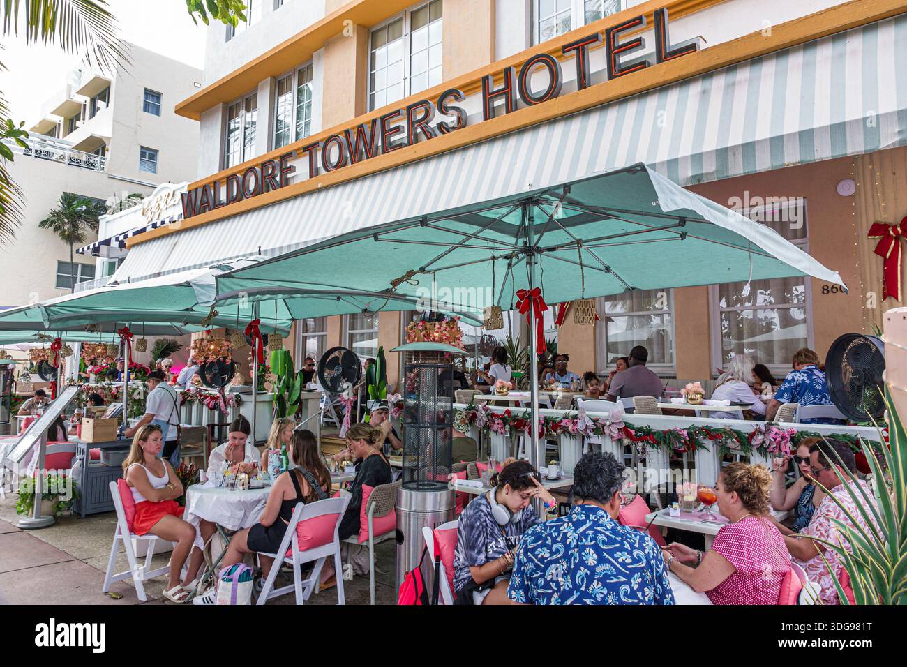 Miami Beach Florida, South Beach, Ocean Drive, Art déco-Wochenend-Event-Feier, Waldorf Towers Hotel außen, Art déco-Architektur Pastellfassade Stockfoto