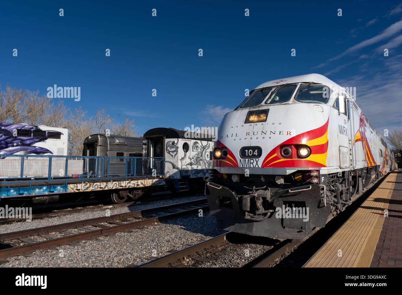 Der Rail Runner Pendlerzug bereitet sich darauf vor, den Bahnhof in Santa Fe, New Mexico, am Samstag, den 4. Januar 2025 zu verlassen. Stockfoto