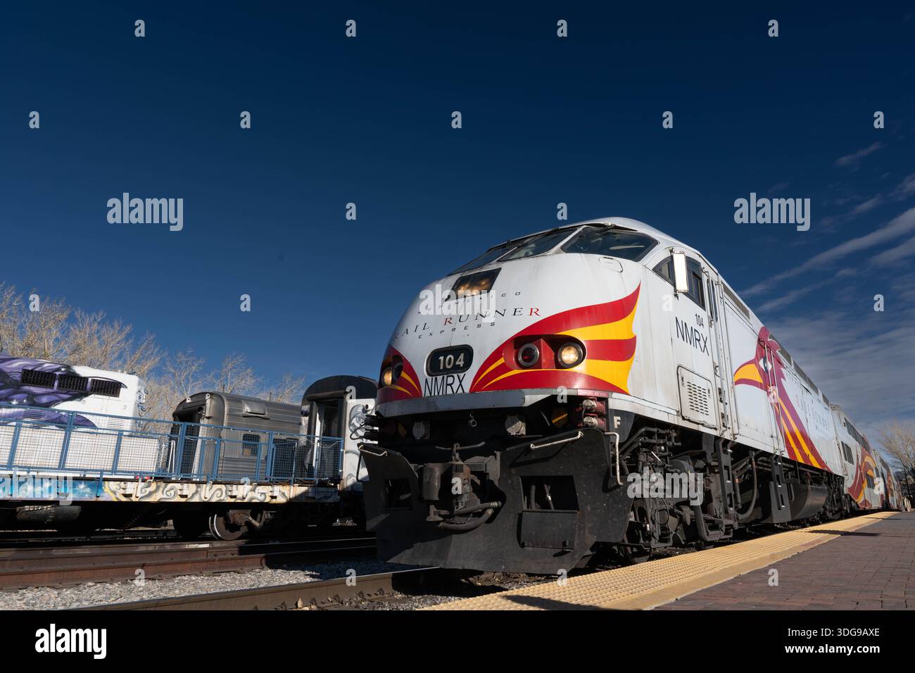 Der Rail Runner Pendlerzug bereitet sich darauf vor, den Bahnhof in Santa Fe, New Mexico, am Samstag, den 4. Januar 2025 zu verlassen. Stockfoto